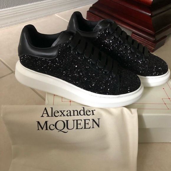 Alexander McQueen - Picture 2 of 7